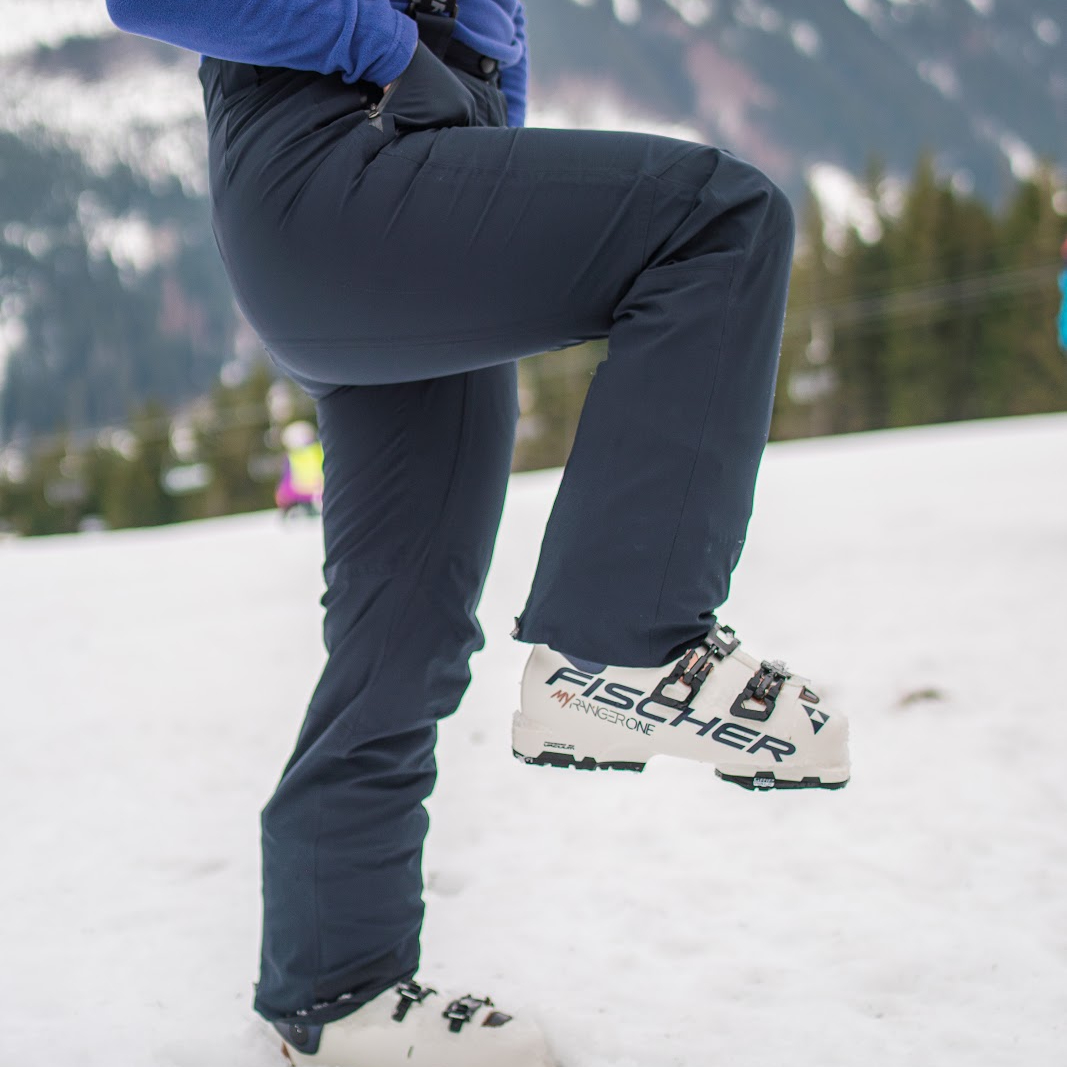 Predtvarované časti lyžiarskych nohavíc